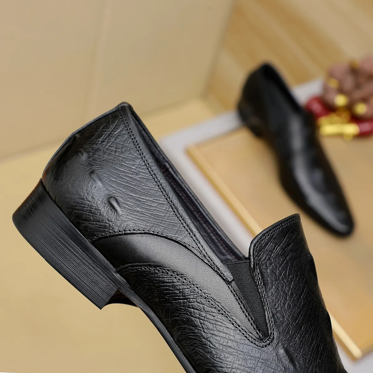 Men's shoes 💰540 💰 Louis Vuitton LV ® Autumn and Winter 🆕 models 🔛Full shoe counter First layer cowhide, 🐂leather lining casual shoes for men, super soft outsole, essential for driving. Counter synchronized original first layer cowhide completely 1:1 mold customization 🌹Top version, 2 colors optional! Number: 38-45 (37.46. Customized)